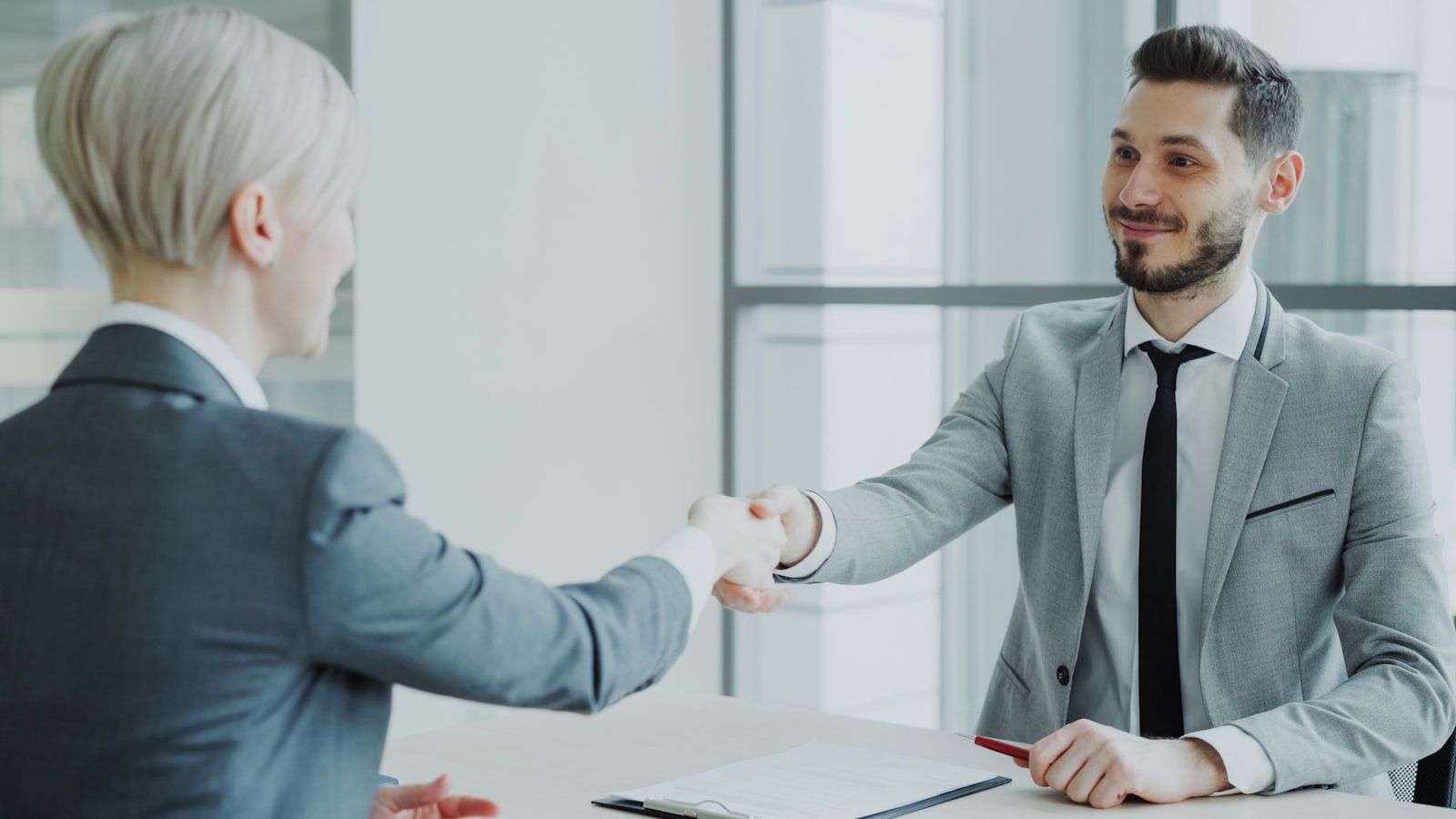 Deux professionnels se serrent la main