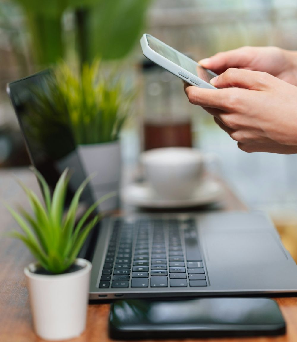 Une personne remplit une simulation en ligne depuis son ordinateur portable