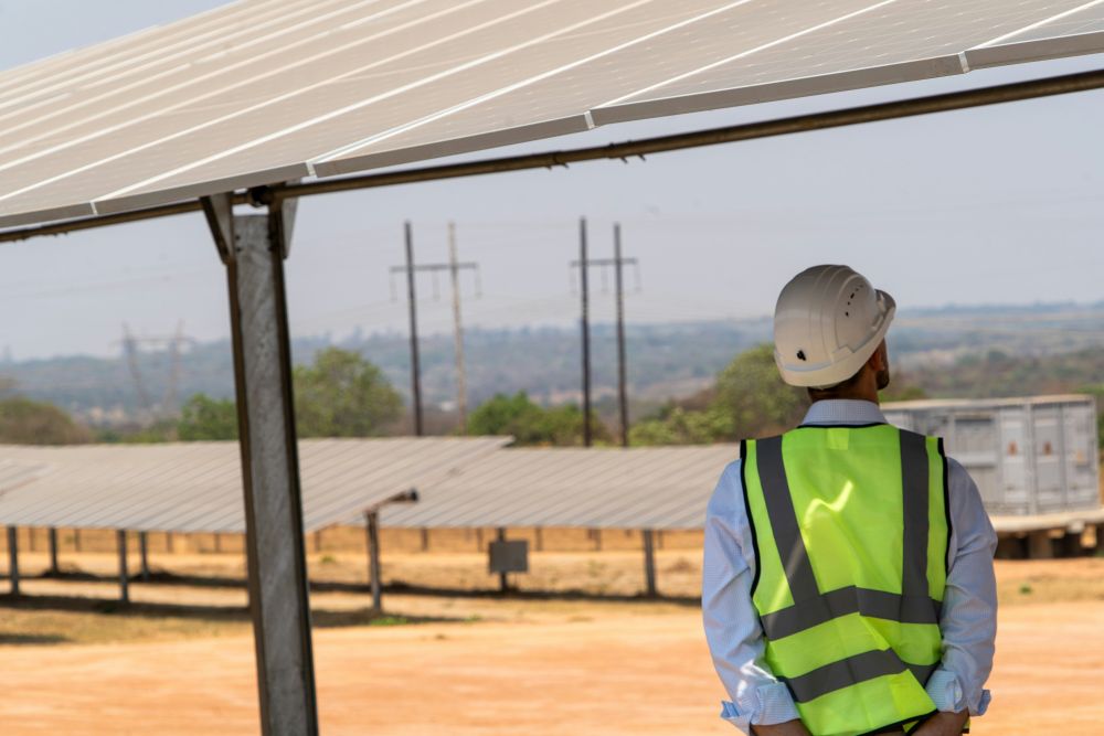 Un technicien inspecte une installation d'énergie solaire